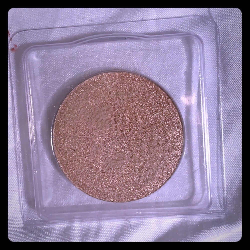 Large eyeshadow